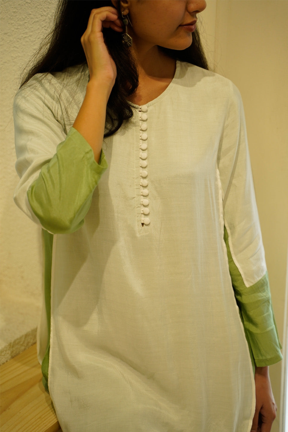 Ivory and Green Muslin Kurta Set by Kapraaha - view 5